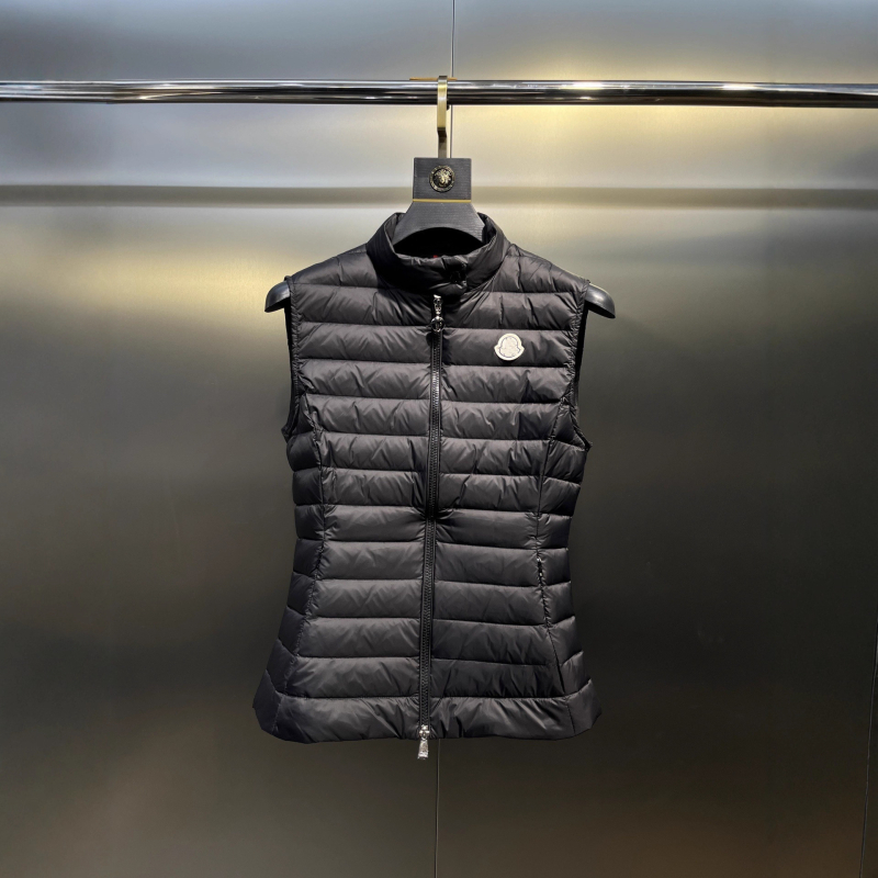 Dámska vesta z husieho páperia, stojaci golier, predný zips, bavlnený materiál, geometrický vzor