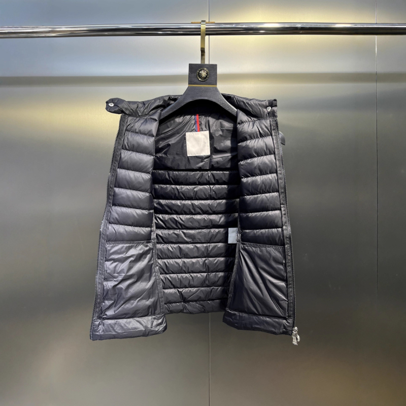 Dámska vesta z husieho páperia, stojaci golier, predný zips, bavlnený materiál, geometrický vzor