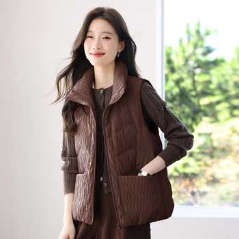 Ženski prsluk s perjem za jesen-zimu 2025, casual stil, 76–80% bijelog gusjeg perja, glavni materijal poliester ≥95%, stojeći ovratnik, zatvarač, duljina 50–65 cm