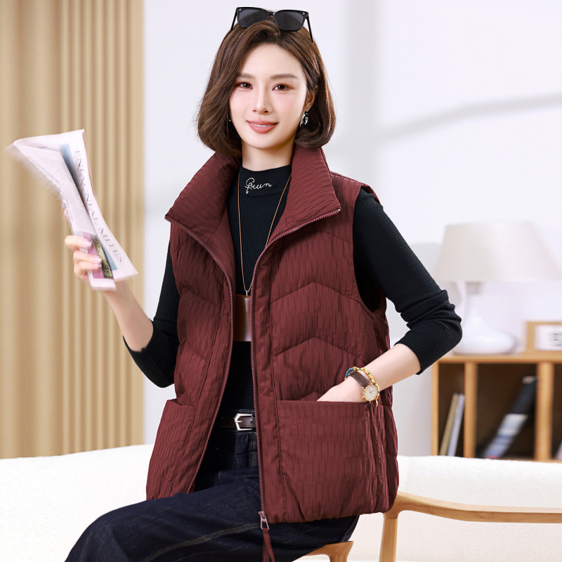 Ženski prsluk s perjem za jesen-zimu 2025, casual stil, 76–80% bijelog gusjeg perja, glavni materijal poliester ≥95%, stojeći ovratnik, zatvarač, duljina 50–65 cm