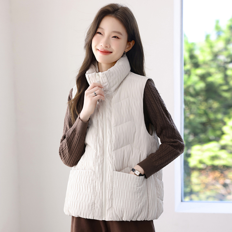 Ženski prsluk s perjem za jesen-zimu 2025, casual stil, 76–80% bijelog gusjeg perja, glavni materijal poliester ≥95%, stojeći ovratnik, zatvarač, duljina 50–65 cm