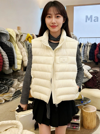 Ultra lagana vesta s perjem, opušten kroj, stojeći ovratnik, prednji zip, sadržaj perja 86–90%, poliester tkanina