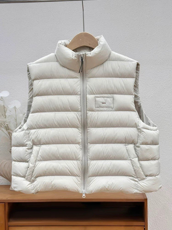 Ultra lagana vesta s perjem, opušten kroj, stojeći ovratnik, prednji zip, sadržaj perja 86–90%, poliester tkanina