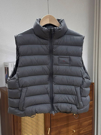 Ultra lagana vesta s perjem, opušten kroj, stojeći ovratnik, prednji zip, sadržaj perja 86–90%, poliester tkanina