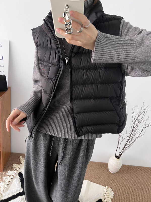 Ultra lagana vesta s perjem, opušten kroj, stojeći ovratnik, prednji zip, sadržaj perja 86–90%, poliester tkanina