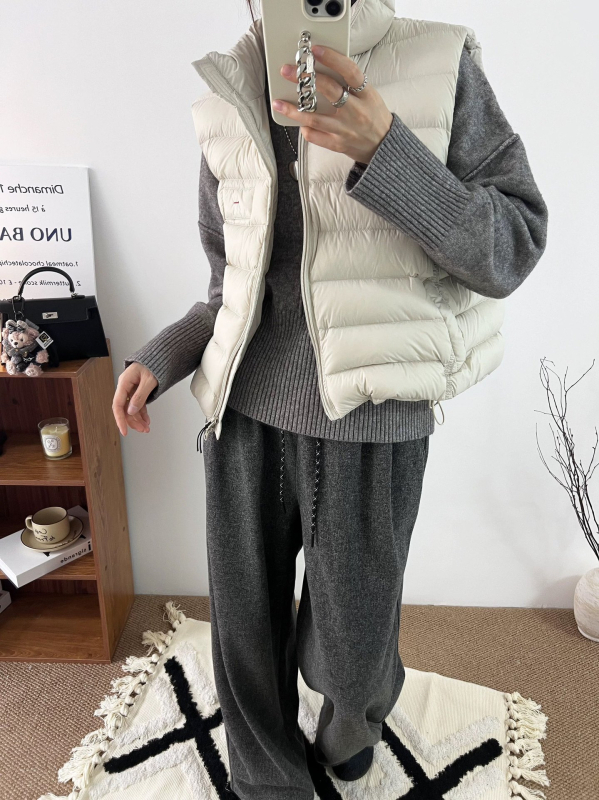 Ultra lagana vesta s perjem, opušten kroj, stojeći ovratnik, prednji zip, sadržaj perja 86–90%, poliester tkanina