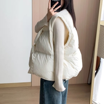 Zimska vuna vest s kapuljom – punilo: Duck down 86–90%, materijal: poliester, slobodan kroj, zatvaranje jednim gumbom