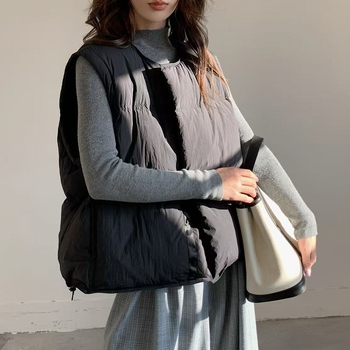 Zimska vuna vest s kapuljom – punilo: Duck down 86–90%, materijal: poliester, slobodan kroj, zatvaranje jednim gumbom