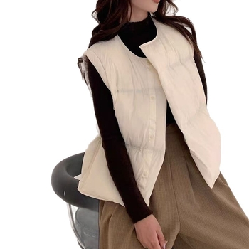 Zimska vuna vest s kapuljom – punilo: Duck down 86–90%, materijal: poliester, slobodan kroj, zatvaranje jednim gumbom