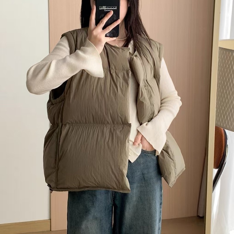 Zimska vuna vest s kapuljom – punilo: Duck down 86–90%, materijal: poliester, slobodan kroj, zatvaranje jednim gumbom