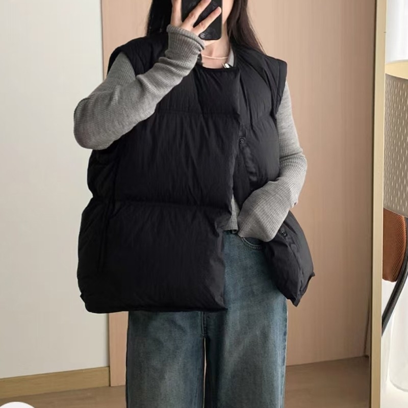 Zimska vuna vest s kapuljom – punilo: Duck down 86–90%, materijal: poliester, slobodan kroj, zatvaranje jednim gumbom