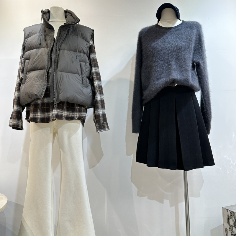 Ženski puffer prsluk: najlon materijal, sadržaj perja 86–90%, zatvarač, stojeći ovratnik