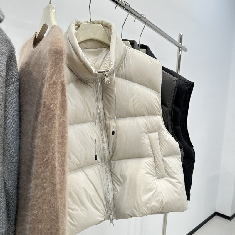 Ženski puffer prsluk: najlon materijal, sadržaj perja 86–90%, zatvarač, stojeći ovratnik