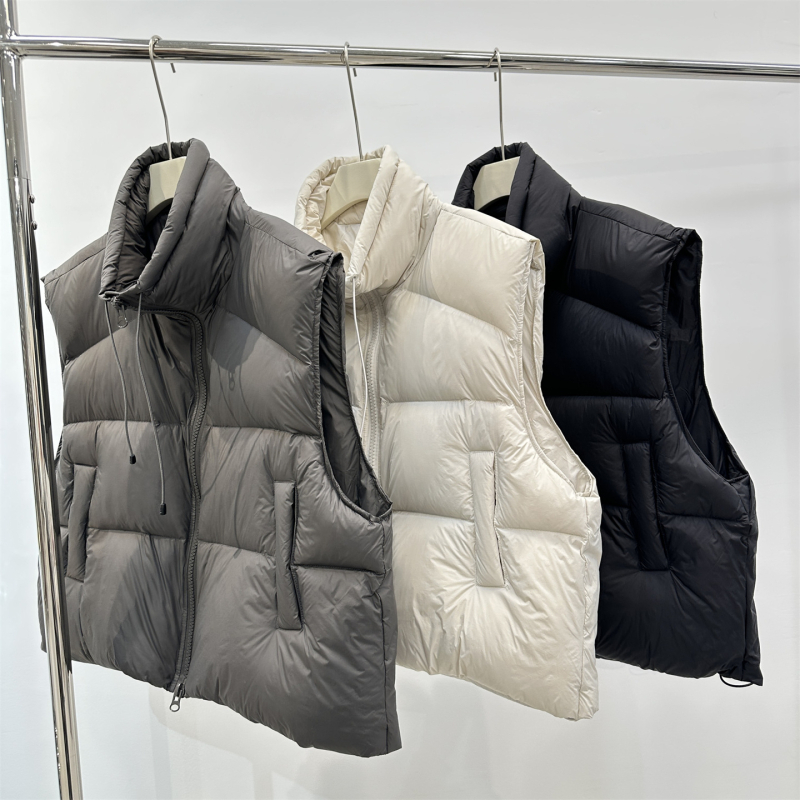 Ženski puffer prsluk: najlon materijal, sadržaj perja 86–90%, zatvarač, stojeći ovratnik