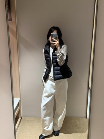 Ženski prsluk s kapuljom u korejskom stilu, najlonska tkanina s punjenjem od bijelog gusjeg perja, srednja duljina.