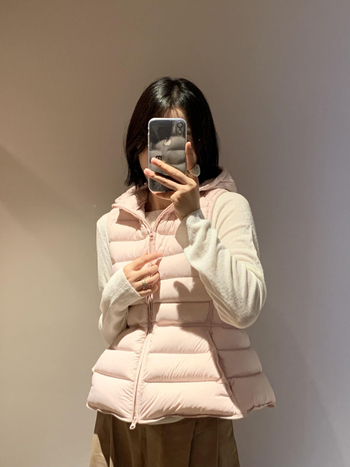 Ženski prsluk s kapuljom u korejskom stilu, najlonska tkanina s punjenjem od bijelog gusjeg perja, srednja duljina.