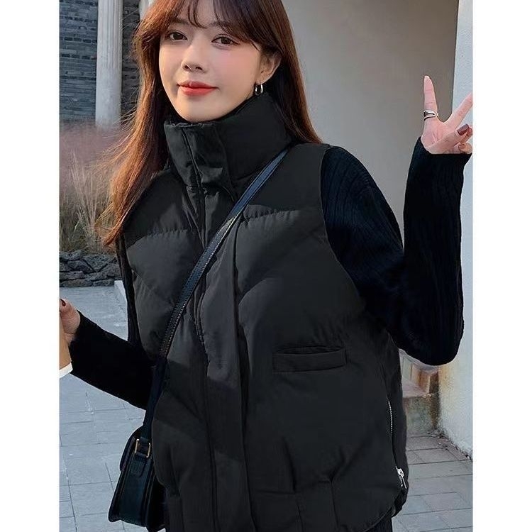 Pufasta vesta sa stojećim ovratnikom, opuštena duga silueta, proljeće 2025