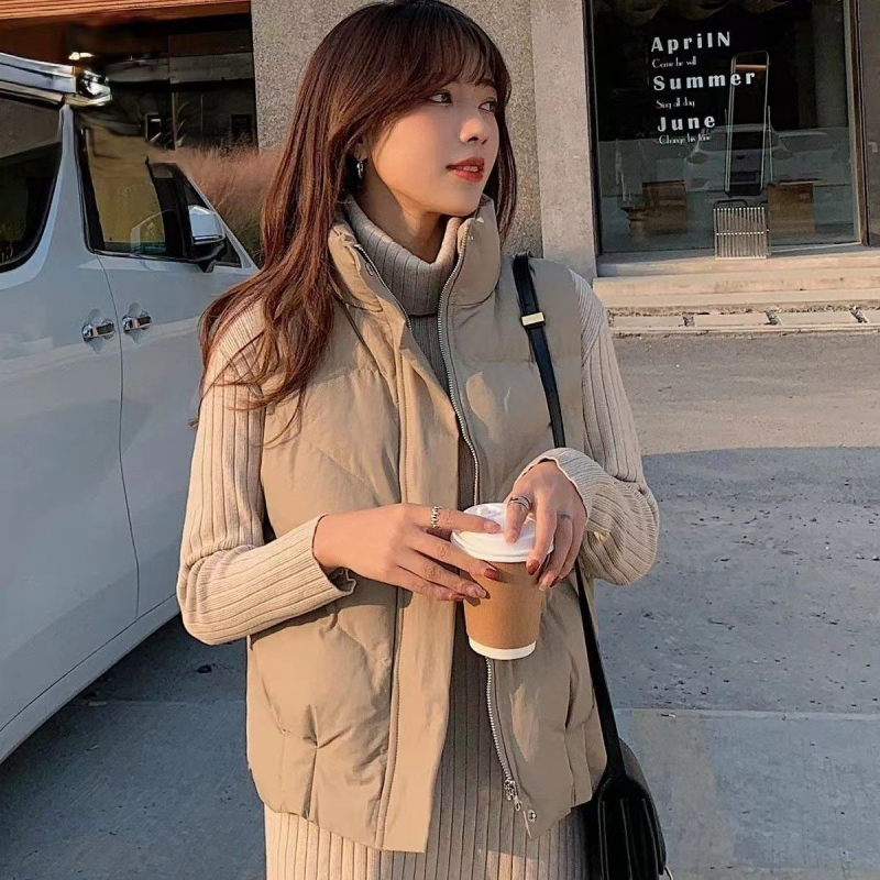 Pufasta vesta sa stojećim ovratnikom, opuštena duga silueta, proljeće 2025