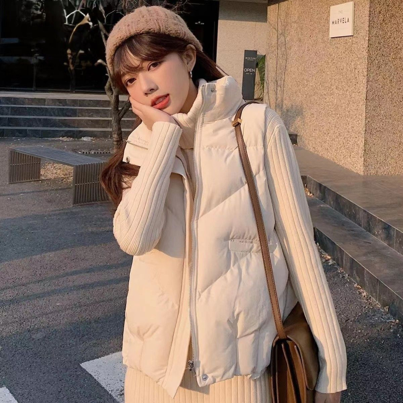 Pufasta vesta sa stojećim ovratnikom, opuštena duga silueta, proljeće 2025