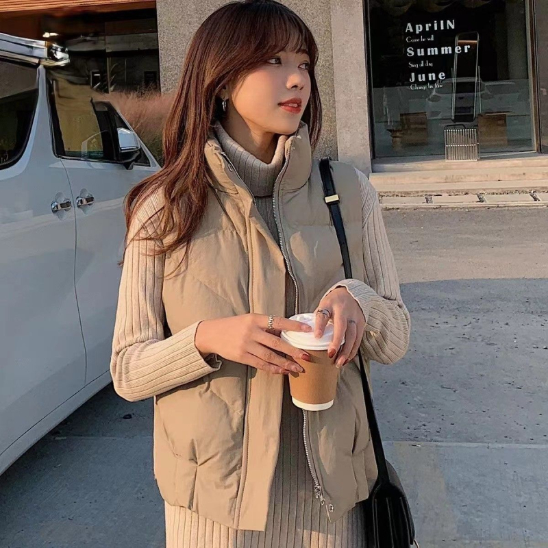 Pufasta vesta sa stojećim ovratnikom, opuštena duga silueta, proljeće 2025