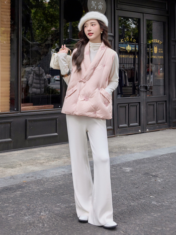 Down prsluk s V izrezom, punilo od bijelog patka, 86–90% udjela perja, 51–100 g punjenja, slobodan kroj