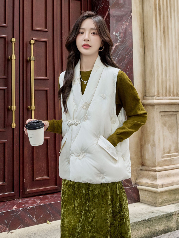 Down prsluk s V izrezom, punilo od bijelog patka, 86–90% udjela perja, 51–100 g punjenja, slobodan kroj