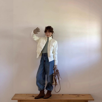 Ženska jakna od perja bijele patke, s pletenim rukavima, sadržaj perja 96%+, V-izrez i zatvarač