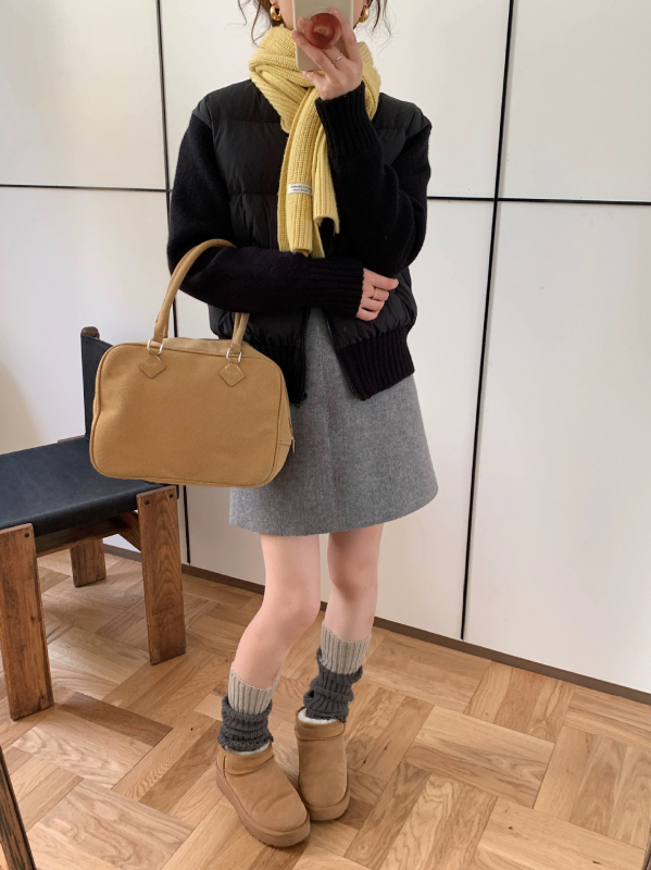 Ženska jakna od perja bijele patke, s pletenim rukavima, sadržaj perja 96%+, V-izrez i zatvarač