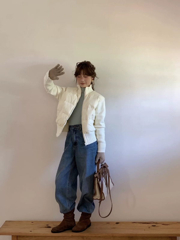 Ženska jakna od perja bijele patke, s pletenim rukavima, sadržaj perja 96%+, V-izrez i zatvarač