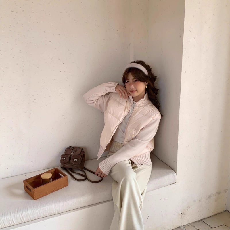 Ženska jakna od perja bijele patke, s pletenim rukavima, sadržaj perja 96%+, V-izrez i zatvarač