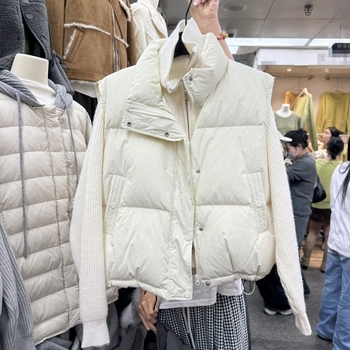 Sieviešu bez piedurknēm veste ar stāvu kaklu, rāvējslēdzēja aizdare, vienkrāsains modelis, pildījums no poliestera un kokvilnas, galvenā auduma sastāvs: poliesters