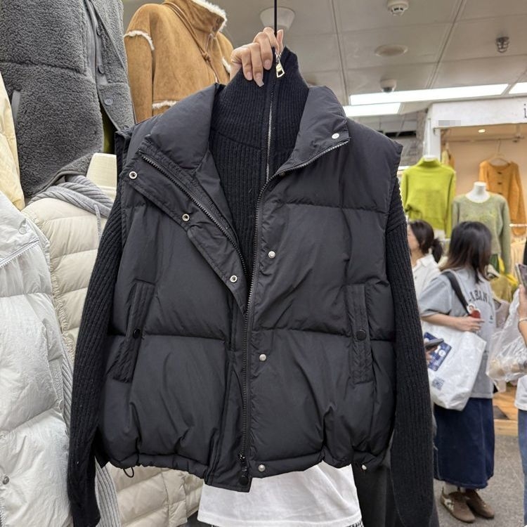 Sieviešu bez piedurknēm veste ar stāvu kaklu, rāvējslēdzēja aizdare, vienkrāsains modelis, pildījums no poliestera un kokvilnas, galvenā auduma sastāvs: poliesters