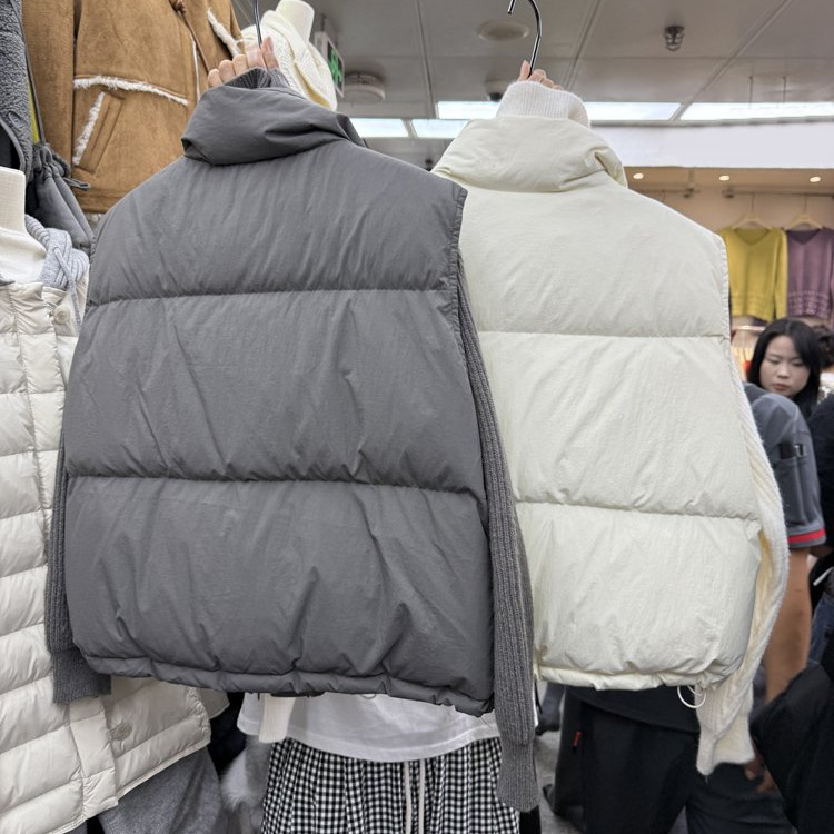 Sieviešu bez piedurknēm veste ar stāvu kaklu, rāvējslēdzēja aizdare, vienkrāsains modelis, pildījums no poliestera un kokvilnas, galvenā auduma sastāvs: poliesters