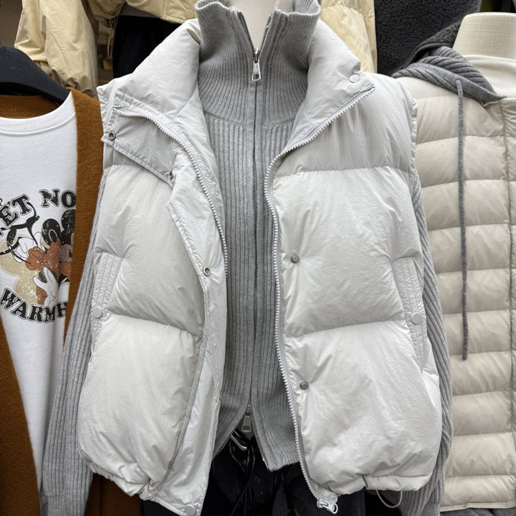 Sieviešu bez piedurknēm veste ar stāvu kaklu, rāvējslēdzēja aizdare, vienkrāsains modelis, pildījums no poliestera un kokvilnas, galvenā auduma sastāvs: poliesters