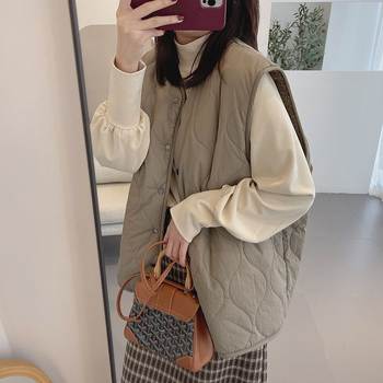 Sieviešu kokvilnas vestjaka, vidēja garuma, silta, apaļš kakls, priekšējais aizdares ar vienu rindu pogu, pildījums kokvilna