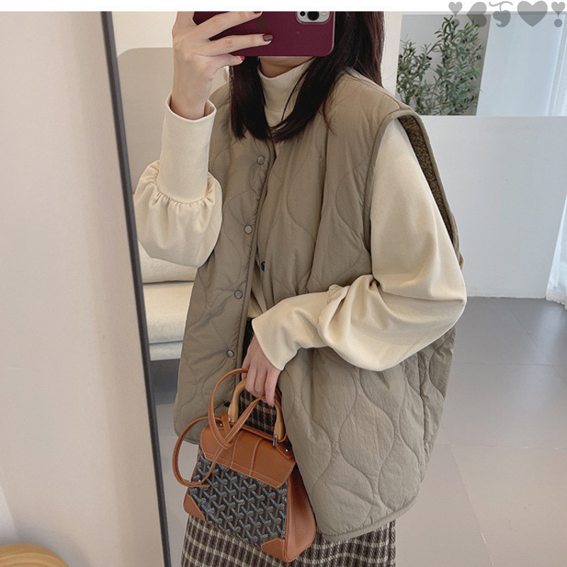 Sieviešu kokvilnas vestjaka, vidēja garuma, silta, apaļš kakls, priekšējais aizdares ar vienu rindu pogu, pildījums kokvilna