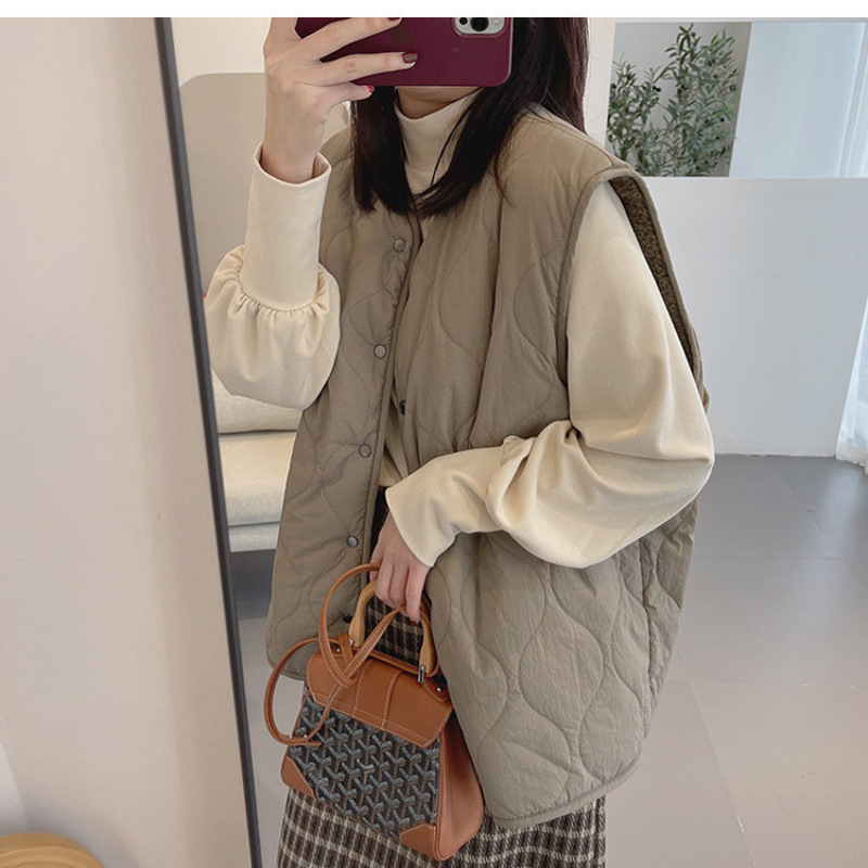 Sieviešu kokvilnas vestjaka, vidēja garuma, silta, apaļš kakls, priekšējais aizdares ar vienu rindu pogu, pildījums kokvilna