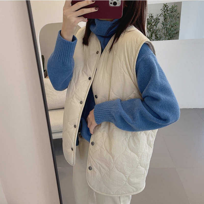 Sieviešu kokvilnas vestjaka, vidēja garuma, silta, apaļš kakls, priekšējais aizdares ar vienu rindu pogu, pildījums kokvilna