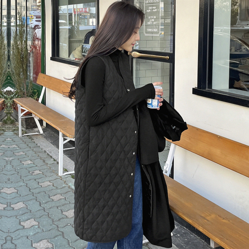 Ženska vesta od quiltovanog pamuka bez rukava, srednja duljina, V izrez, vanjski materijal od poliestera s pamučnim punjenjem