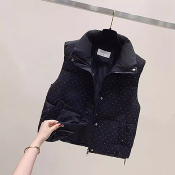 Ženska vesta sa stojećim ovratnikom i zatvaračem, punjenje od pernatog materijala, vanjski materijal poliester, uži kroj, normalna duljina, elegantan gradski stil