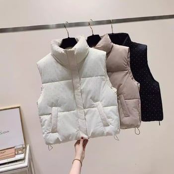 Ženska vesta sa stojećim ovratnikom i zatvaračem, punjenje od pernatog materijala, vanjski materijal poliester, uži kroj, normalna duljina, elegantan gradski stil