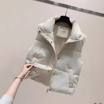 Ženska vesta sa stojećim ovratnikom i zatvaračem, punjenje od pernatog materijala, vanjski materijal poliester, uži kroj, normalna duljina, elegantan gradski stil