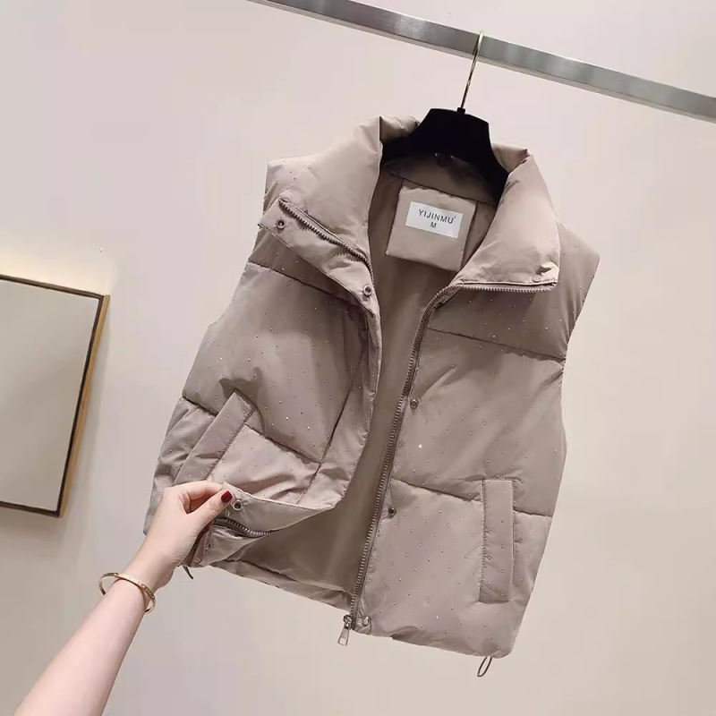 Ženska vesta sa stojećim ovratnikom i zatvaračem, punjenje od pernatog materijala, vanjski materijal poliester, uži kroj, normalna duljina, elegantan gradski stil