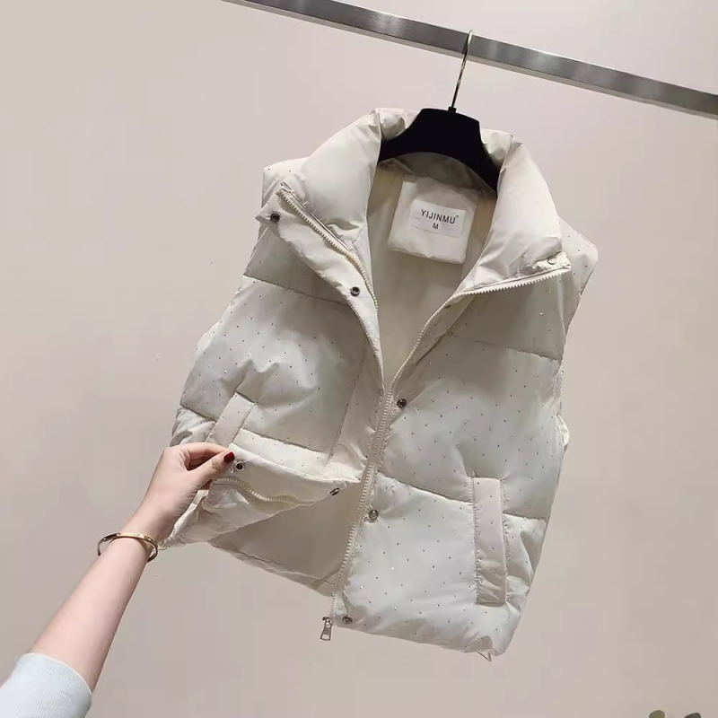 Ženska vesta sa stojećim ovratnikom i zatvaračem, punjenje od pernatog materijala, vanjski materijal poliester, uži kroj, normalna duljina, elegantan gradski stil