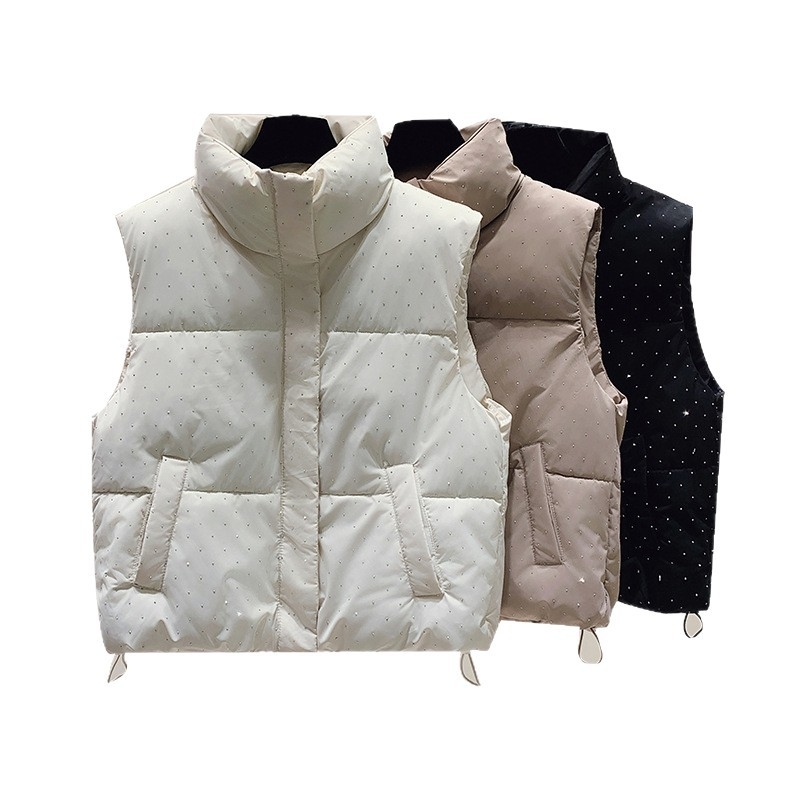 Ženska vesta sa stojećim ovratnikom i zatvaračem, punjenje od pernatog materijala, vanjski materijal poliester, uži kroj, normalna duljina, elegantan gradski stil