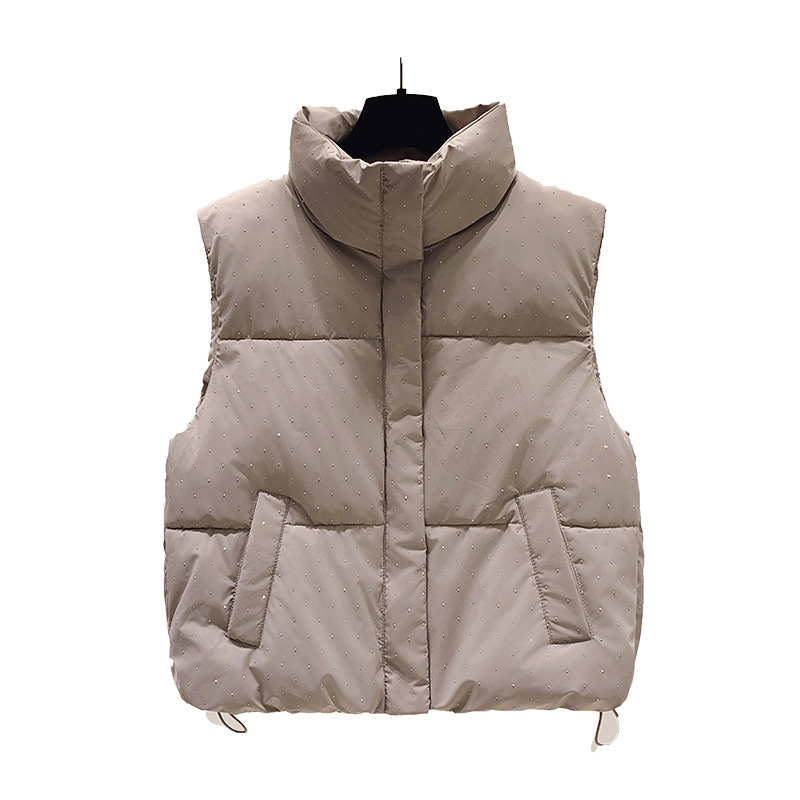 Ženska vesta sa stojećim ovratnikom i zatvaračem, punjenje od pernatog materijala, vanjski materijal poliester, uži kroj, normalna duljina, elegantan gradski stil