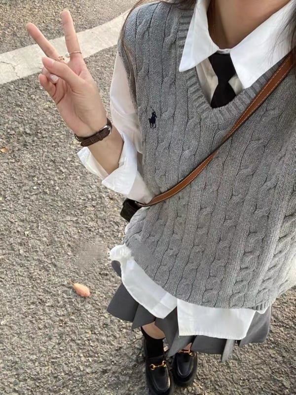 Ženski vuneni vest s V-izrezom, bez rukava, široke siluete, pleteni kabel uzorak, fakultetski stil, jesen-zima