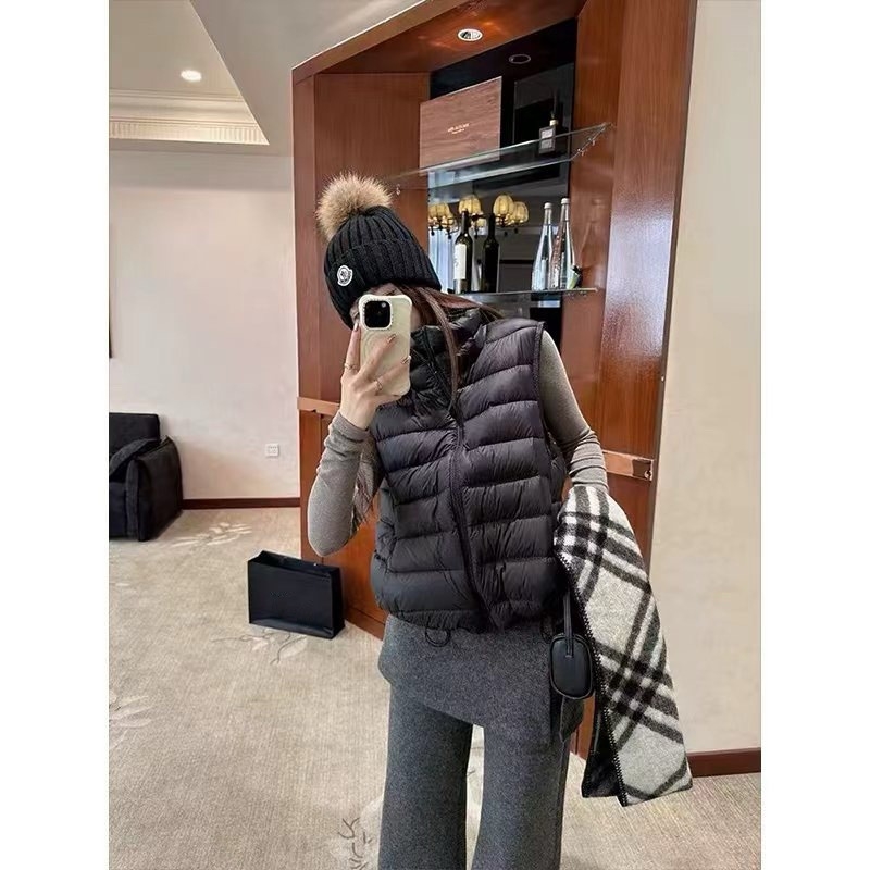 Queen Mosi Veste ar stāvošu kaklu un rāvējslēdzēju, ārējais materials: neilons-poliesters, pildījums: poliesteru-kokvilna, slaids piegriezums, ziemas modelis 2025