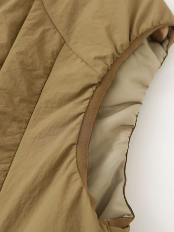 Zimska unisex puffer vesta s stojećim ovratnikom, slobodan kroj, vanjski materijal poliester, punilo poliester, podstava poliester, srednja duljina, bočni džepovi