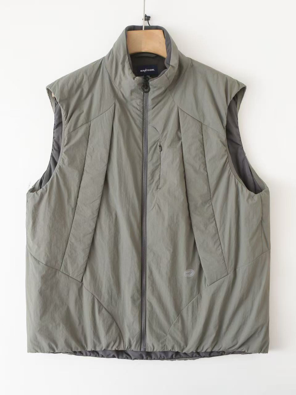 Zimska unisex puffer vesta s stojećim ovratnikom, slobodan kroj, vanjski materijal poliester, punilo poliester, podstava poliester, srednja duljina, bočni džepovi